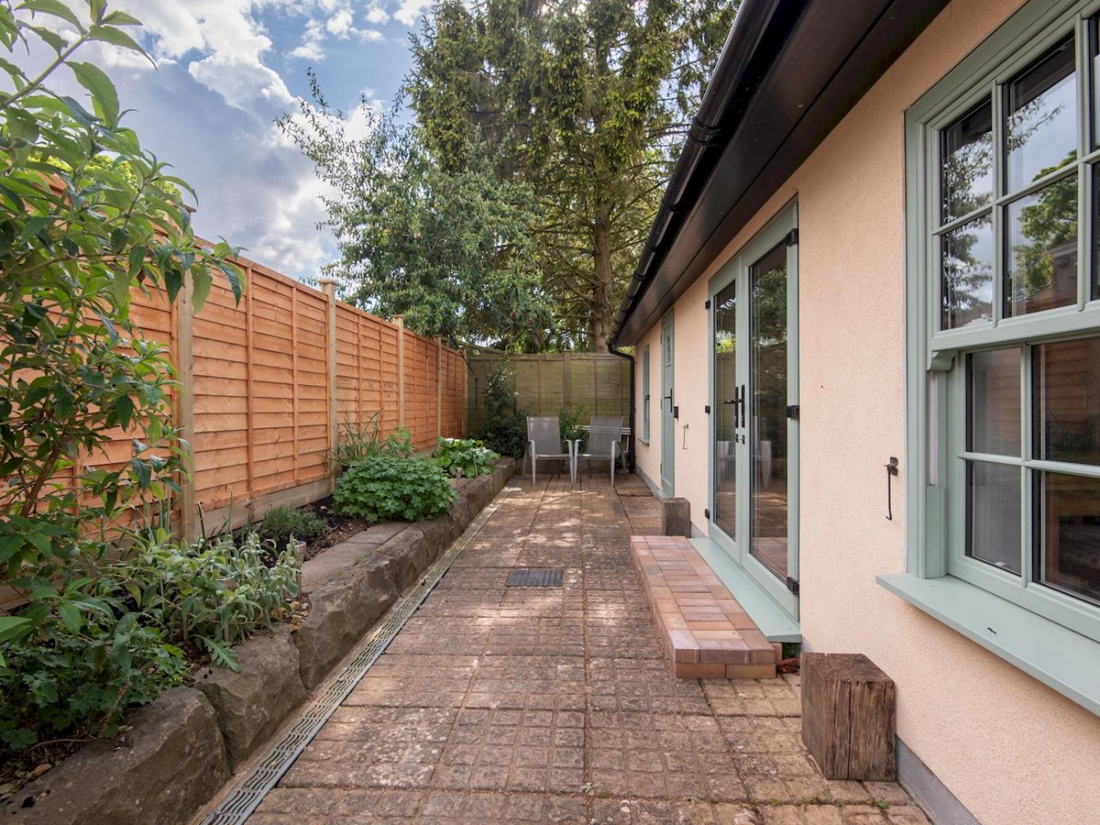 Pass The Keys Charming Garden With Parking * Бат